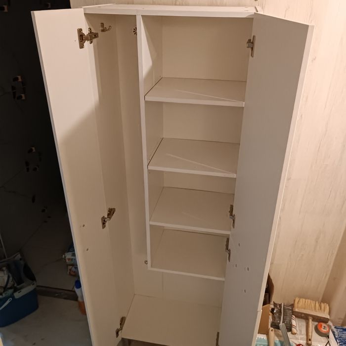 Zestaw dwóch białych szafek łazienkowych – stan bardzo dobry.