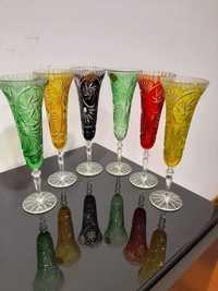Enormes flutes em cristal colorido
