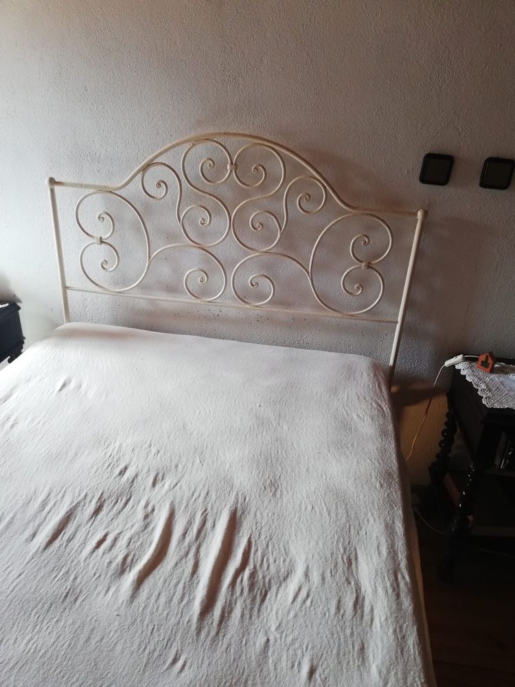 Cama de ferro antiga com colchão praticamente novo