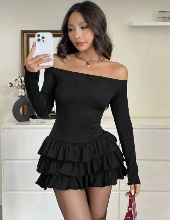Чорна сукня з відкритими плечима та воланами
