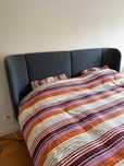 Cama + colchão, estofada com arrumação.