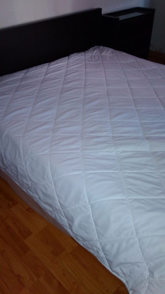 Cama com colchão e mesa de cabeceira