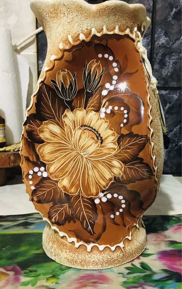 Красивая керамическая ваза для цветов