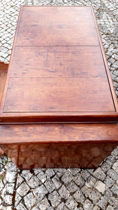 Antiga arca em madeira