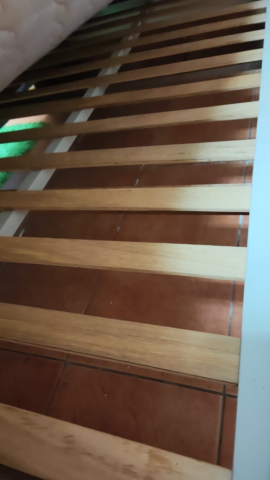 Conjunto de 2 camas de solteiro + mesa cabeceira