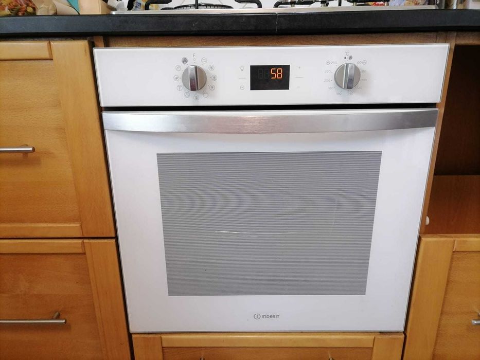 Forno Indesit branco