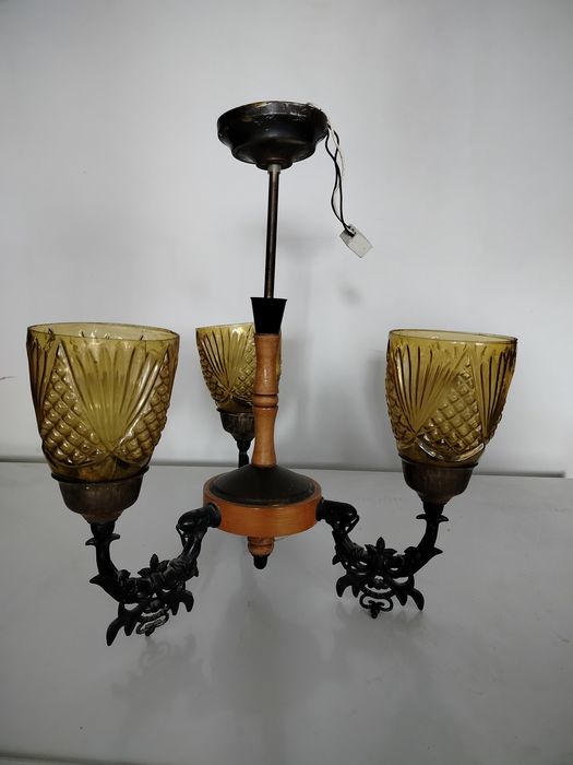 Żyrandol z czasów PRL