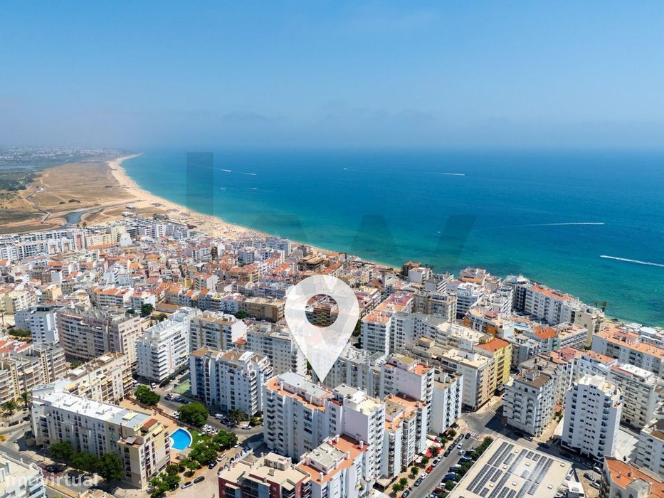 Oportunidade em Armação de Pêra – T2 com Estacionamento e a Praia ao L