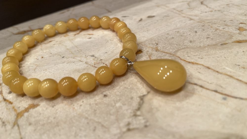 Bransoleta z bursztynu , kulka z zawieszką