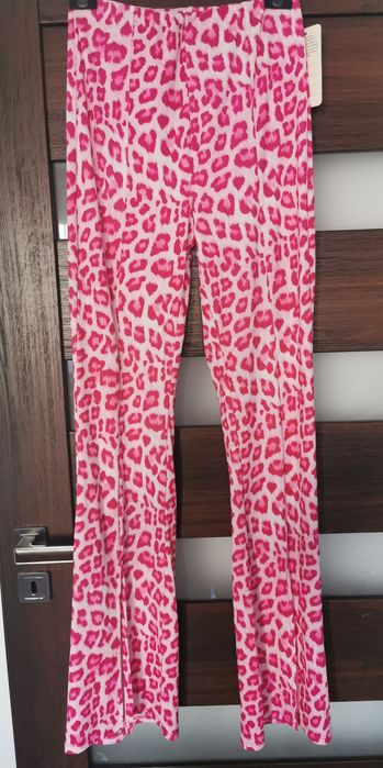 Różowe leginso-dzwony panterka