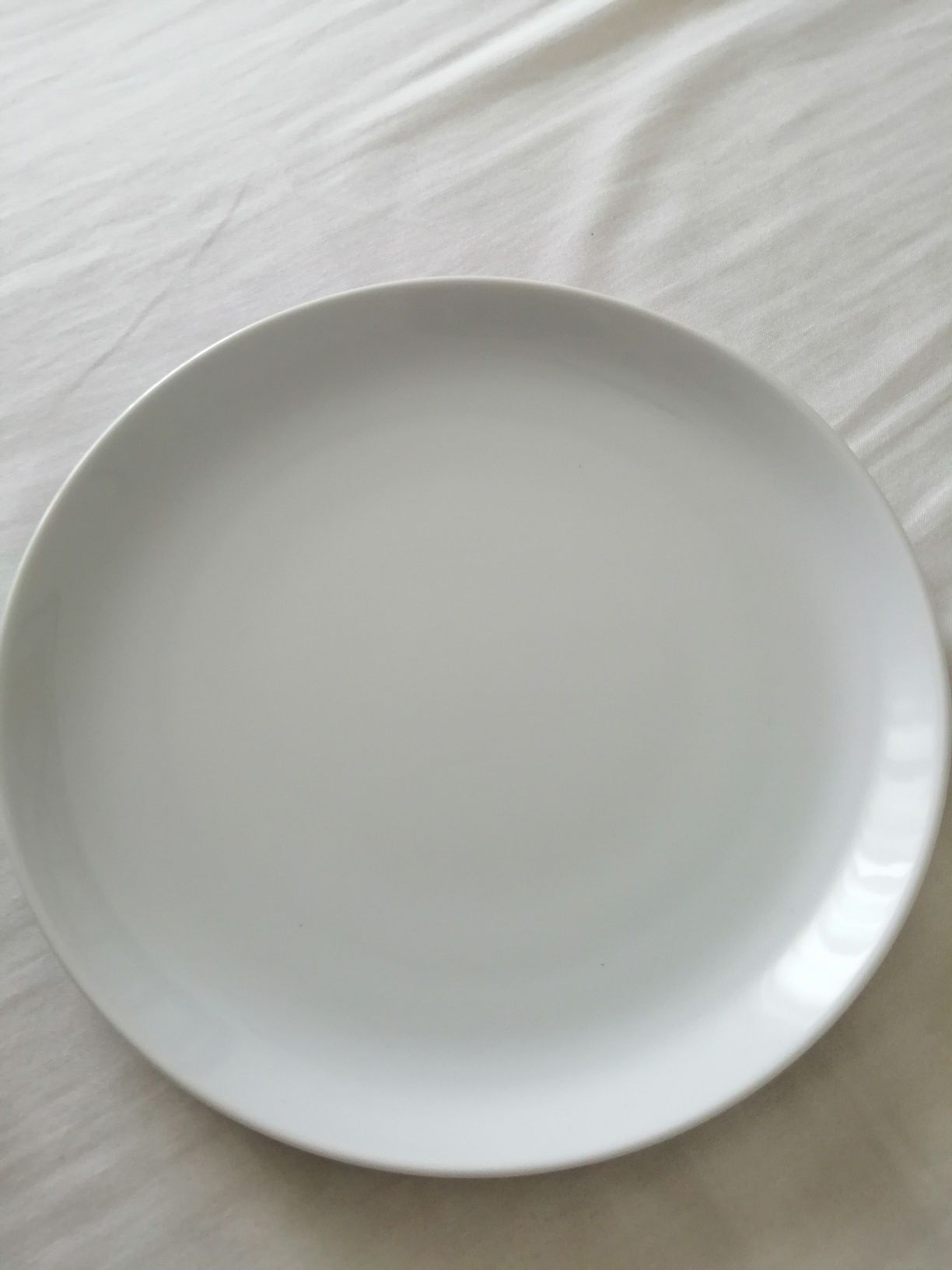 Pratos de porcelana brancos