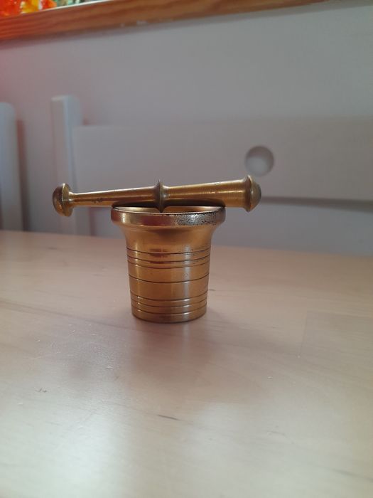 Mosiężny moździerz.