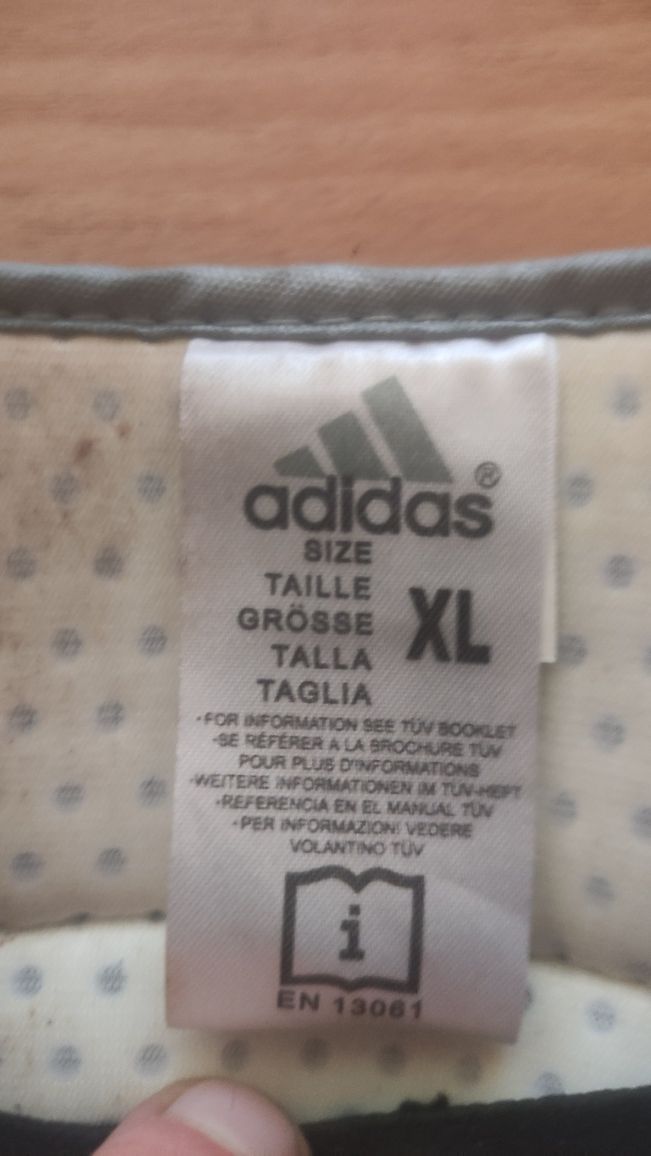 Adidas четкие фирменые щитки и гетры футбольные