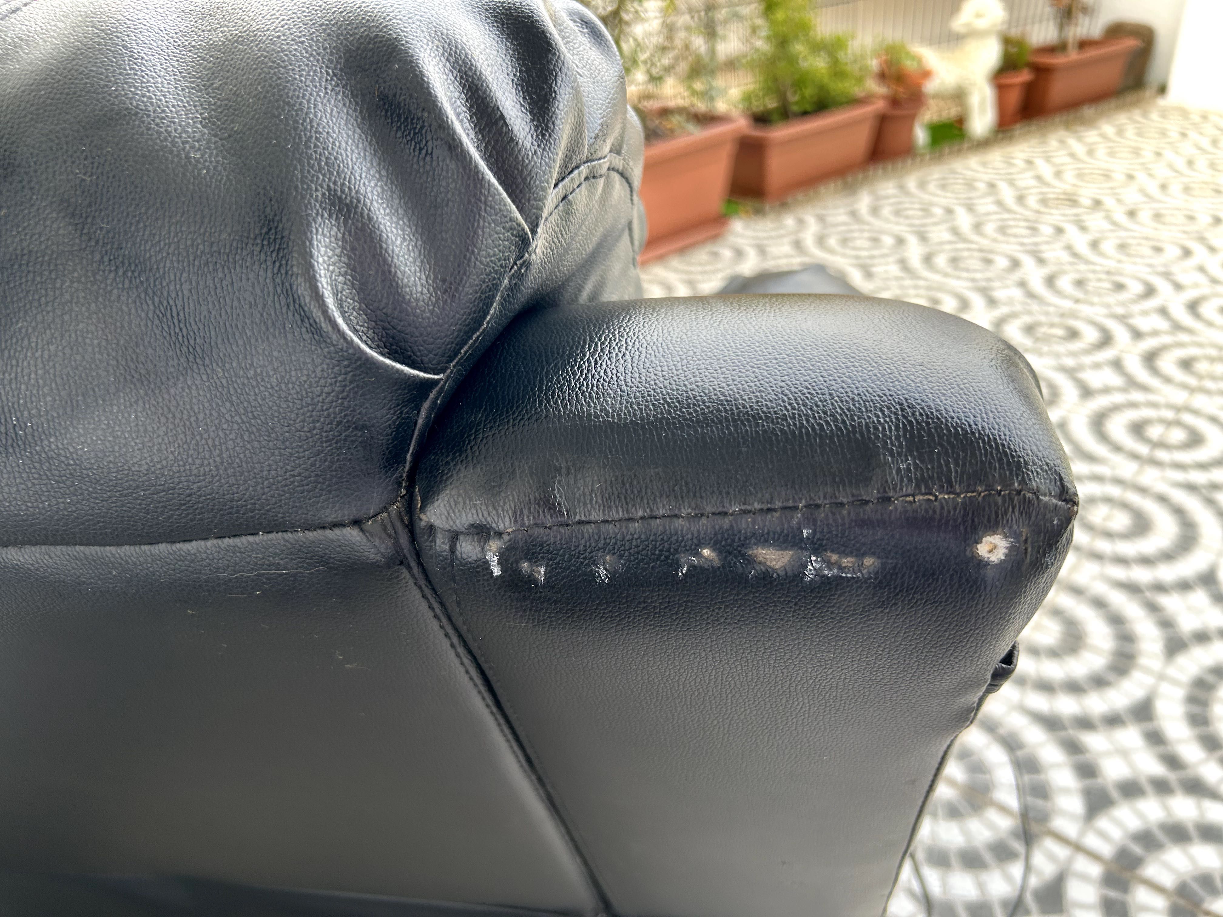 Sofá em pele preta com massagens de relaxar.