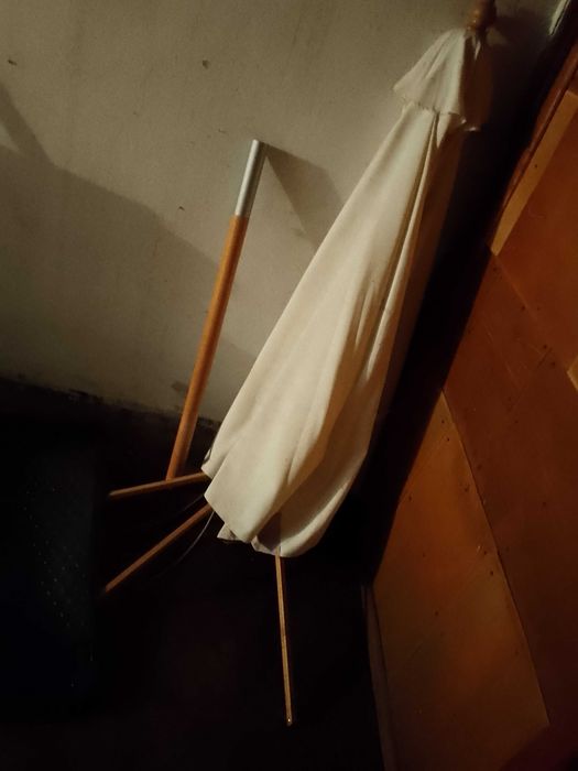 Parasol ogrodowy uszkodzony