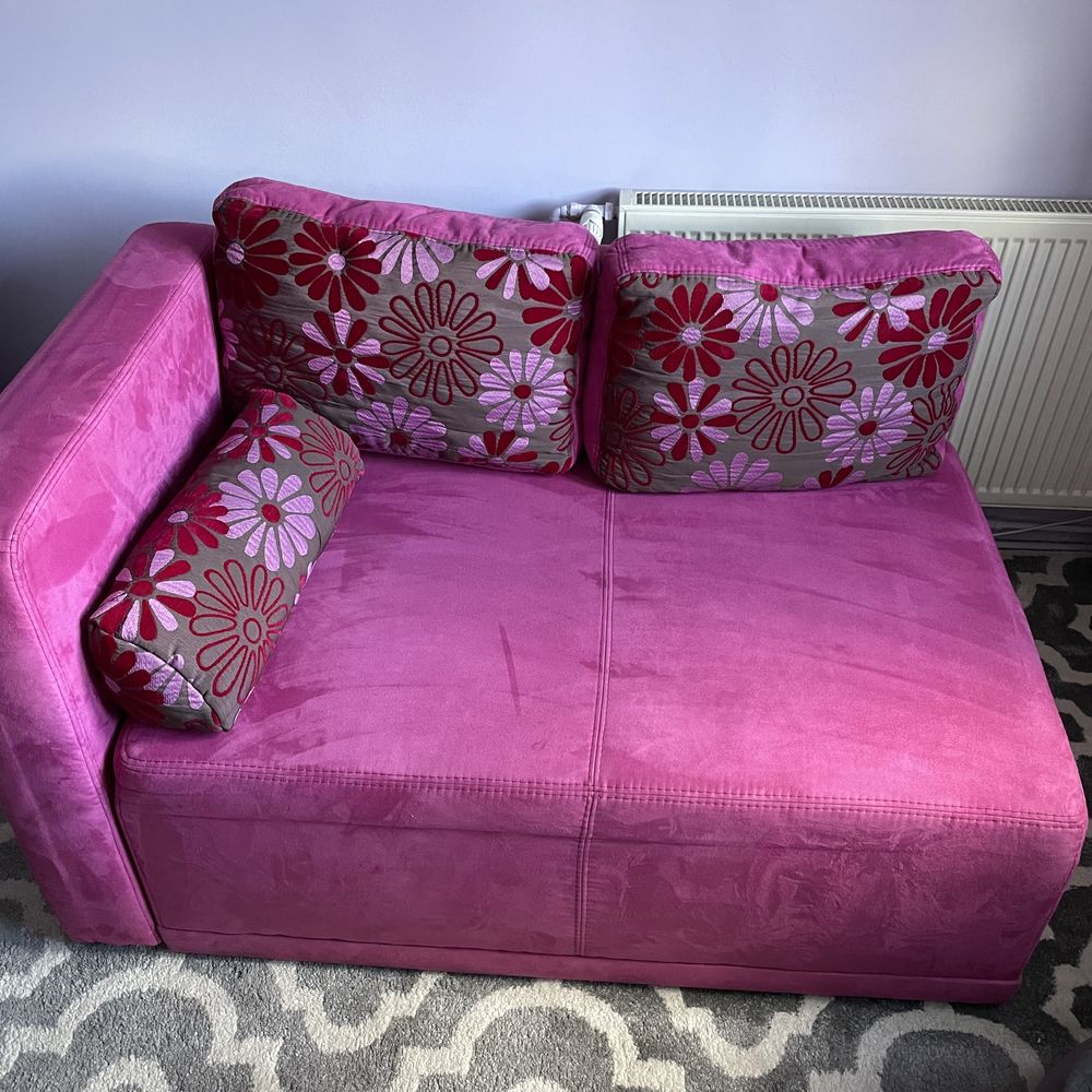 Sofa kanapa Agata Meble rozkładana różowa kwiaty poduchy 130-205 x 85
