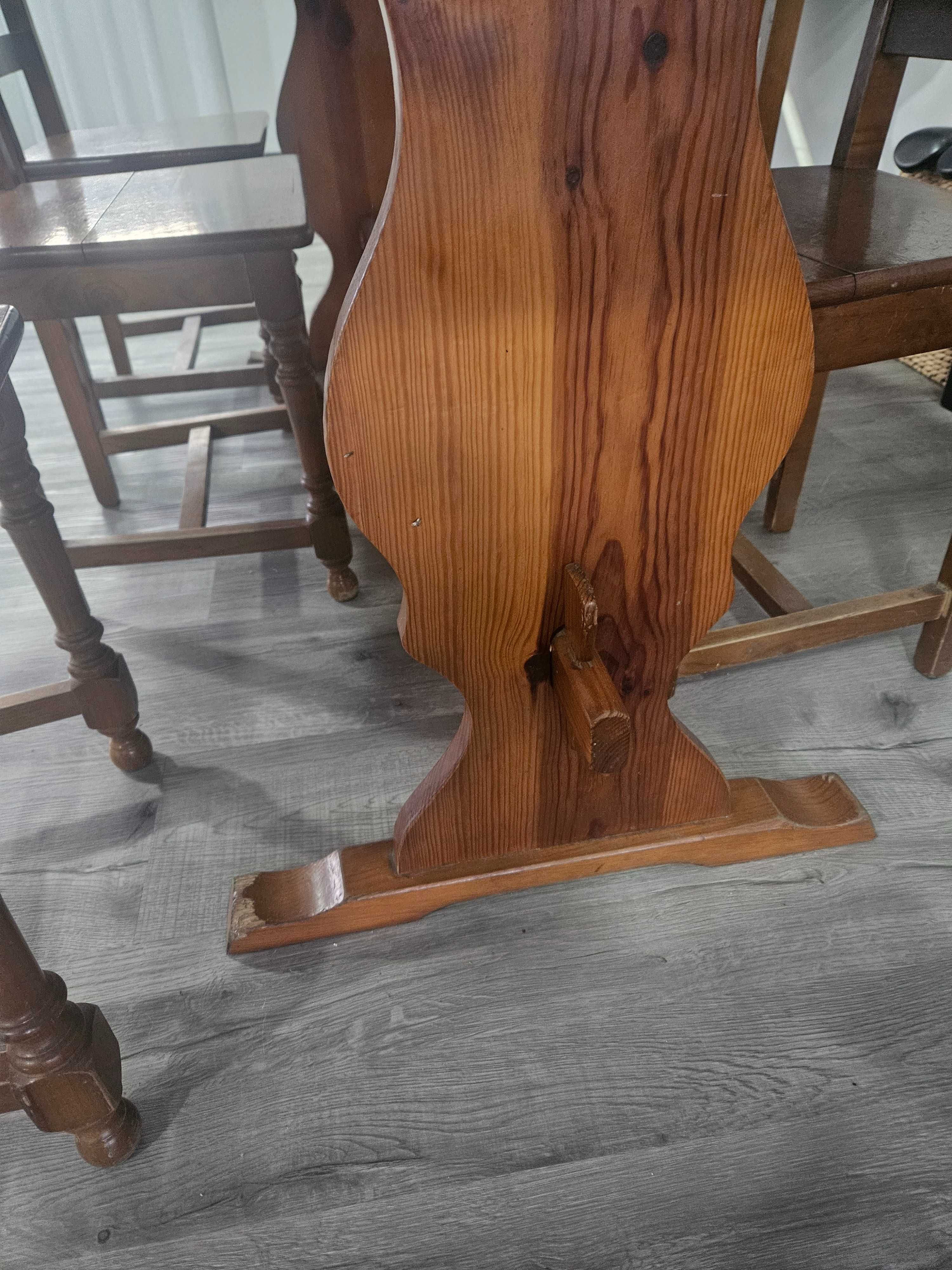 Mesa de madeira e tampo em mármore