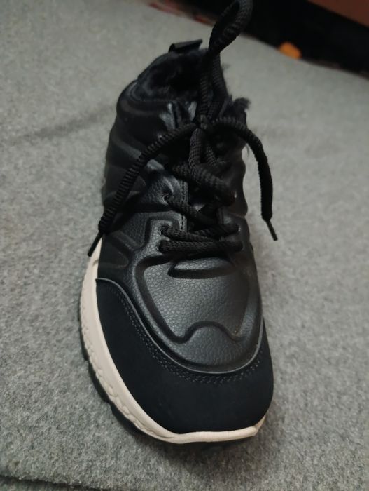 Теплі жіночі кросівки