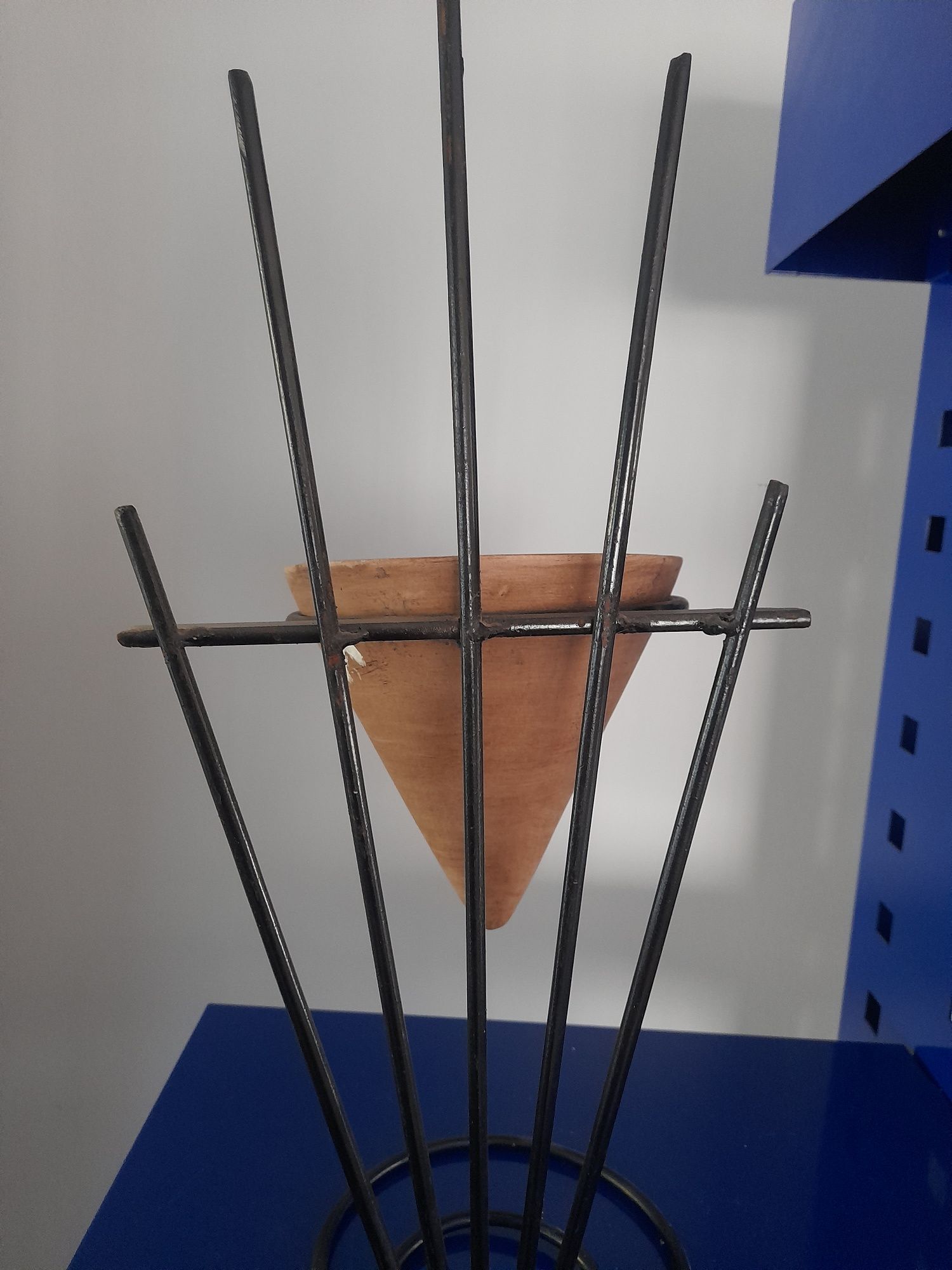 Soportes com vasos decorativos