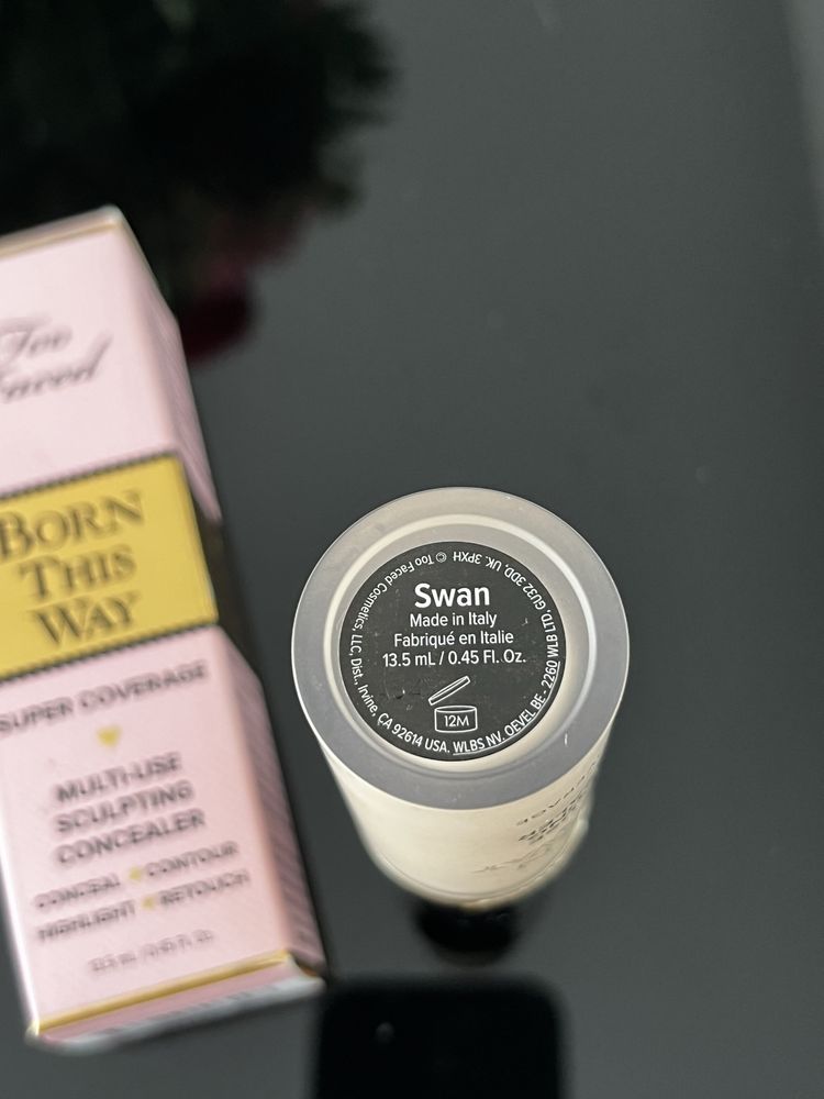 Korektor Born This Way Too Faced Multi-Use Sculpting Concealer Swan