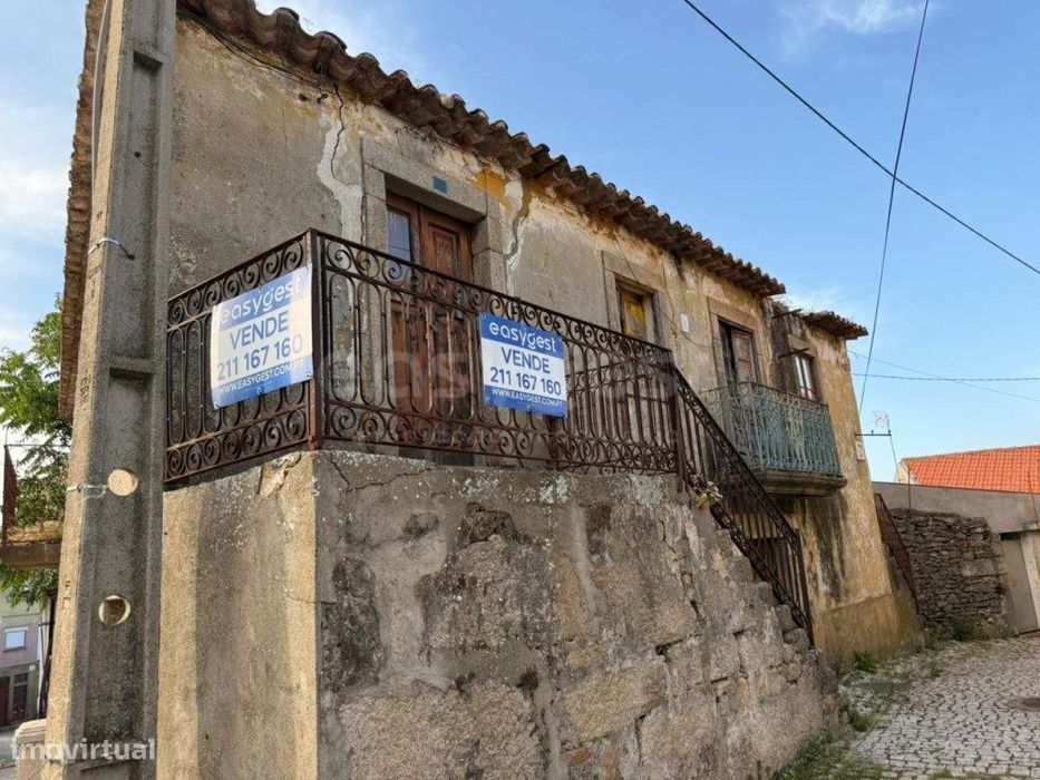 Moradia em granito para recuperar situada no Felgar