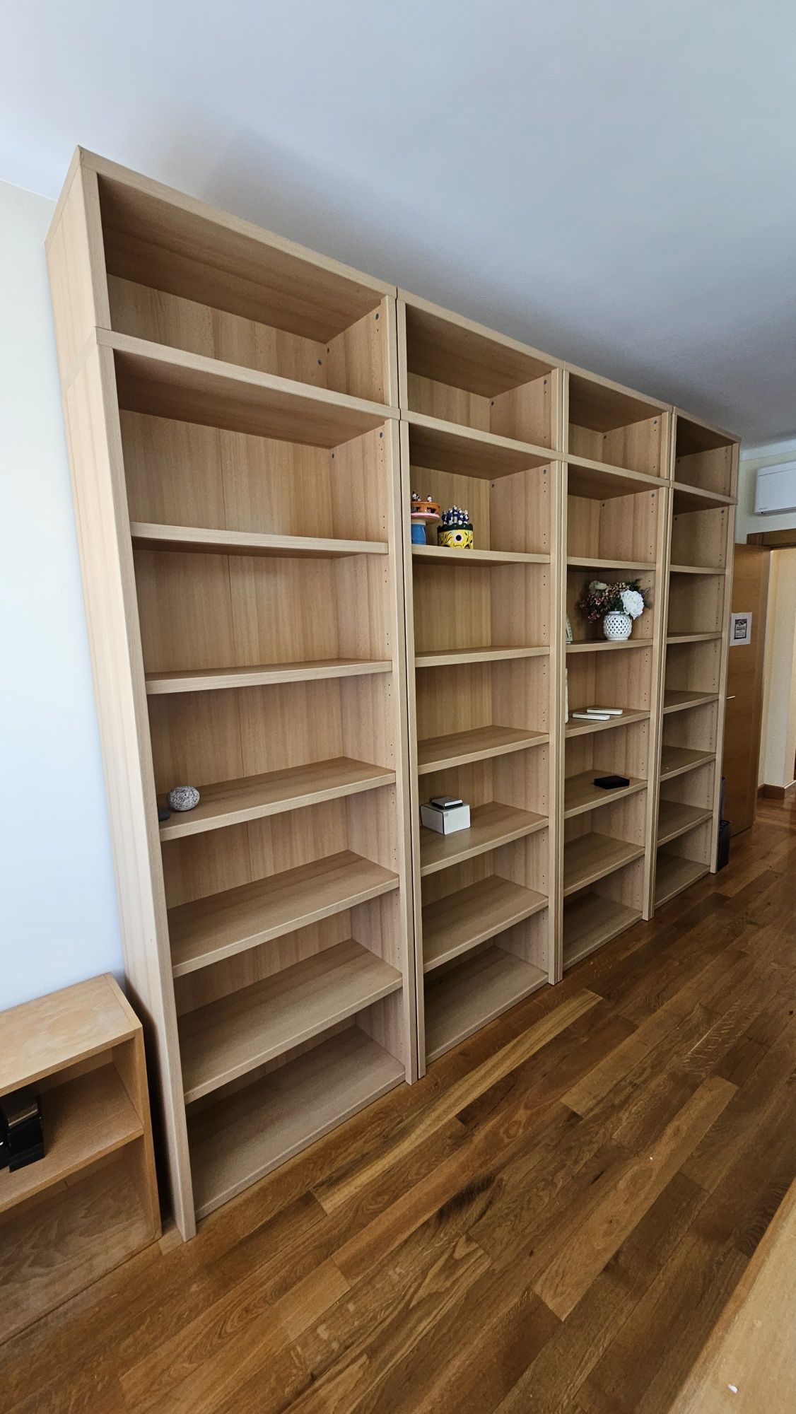 Estante modular de madeira