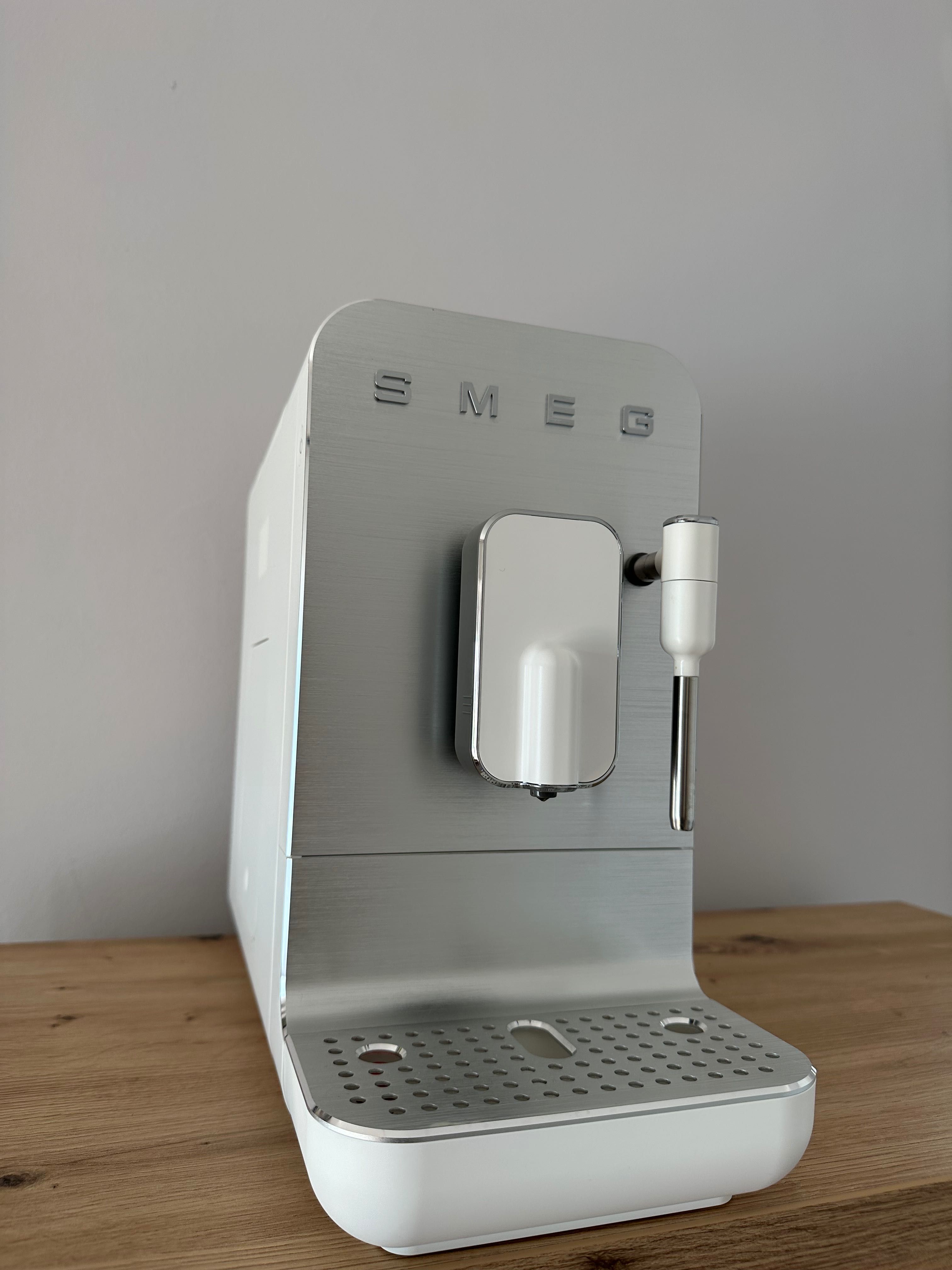 Máquina de café automática Smeg com cappuccinador, Branco, nova