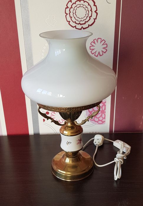 Продам настольную лампу