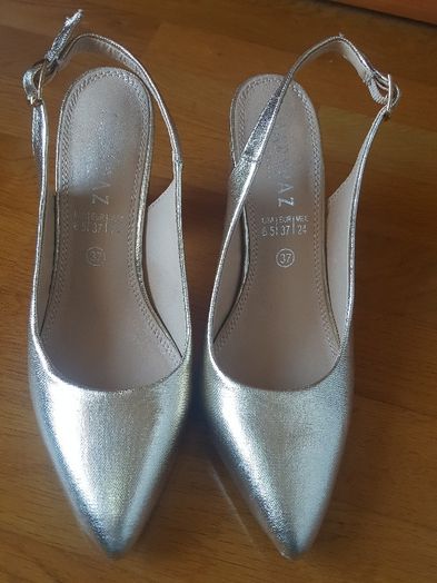 Sapatos Dourados Elegantes