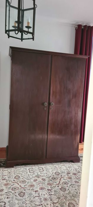 Roupeiro castanho antigo com 4 gavetas