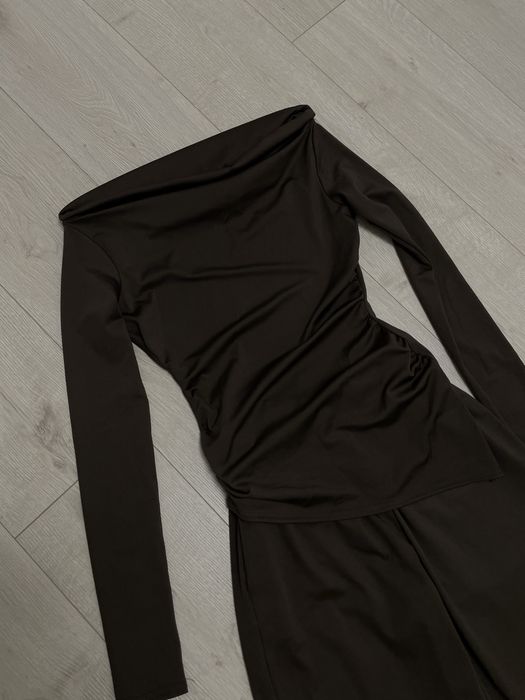 Костюм зі спущеними плечима