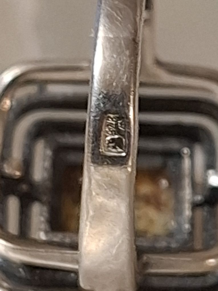 Piękny srebrny pierścionek pr.925
