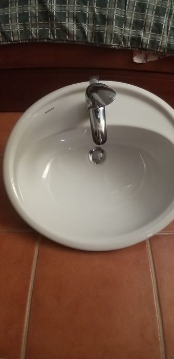 Lavatorio  sanindusa e torneiras e porta
