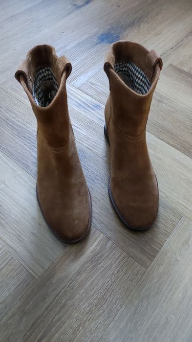 Botki damskie z wbudowanym koturnem  kolor koniakowym welurowe Nescior