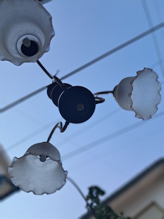 Candeeiro de teto de 3 lampadas.