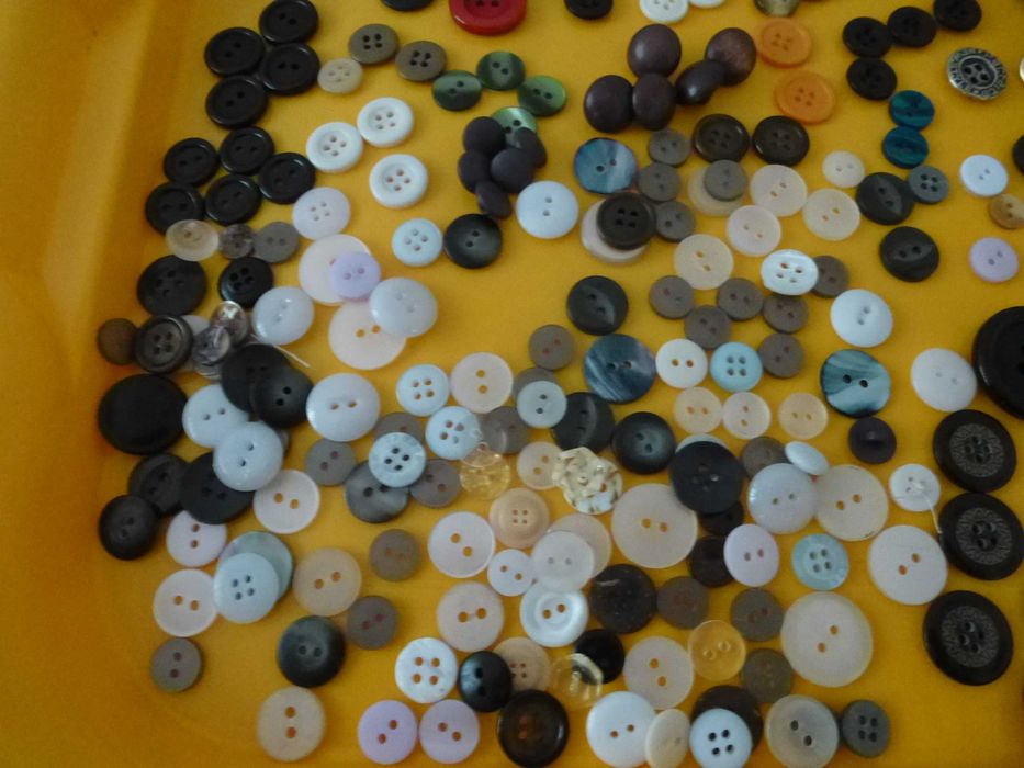 2 Lotes de botões , antigos e recentes