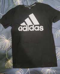 Adidas czarna koszulka z nadrukiem