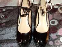 Sapatos de verniz novos