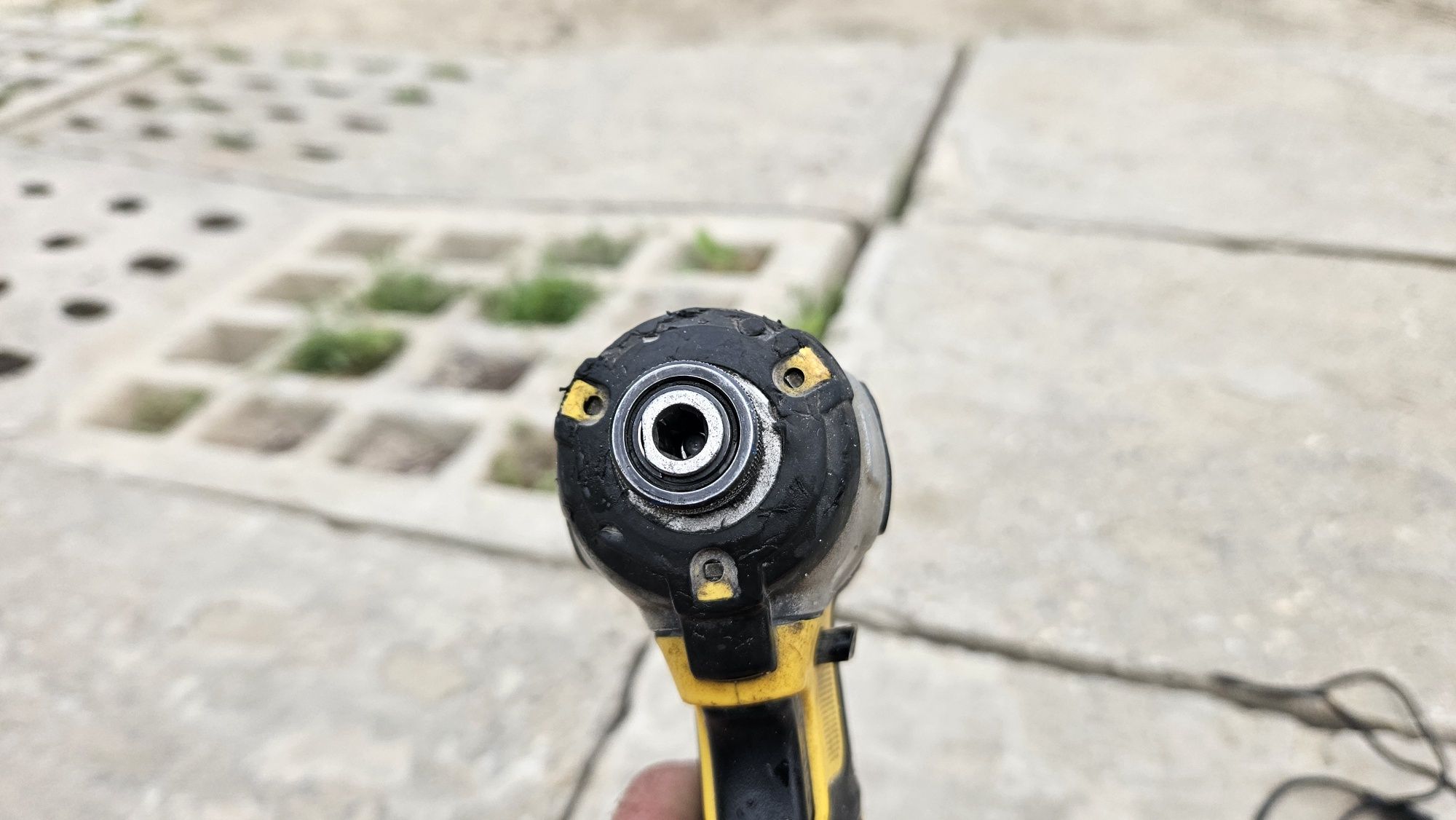 DEWALT DCF887 zakrętarka udarowa 18V 205NM 2X5Ah