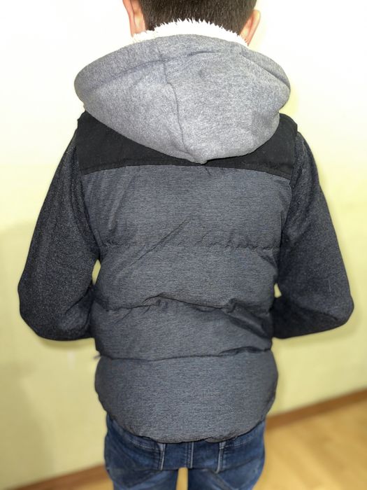 Стильна дитяча жилетка на хлопчика 7-8р