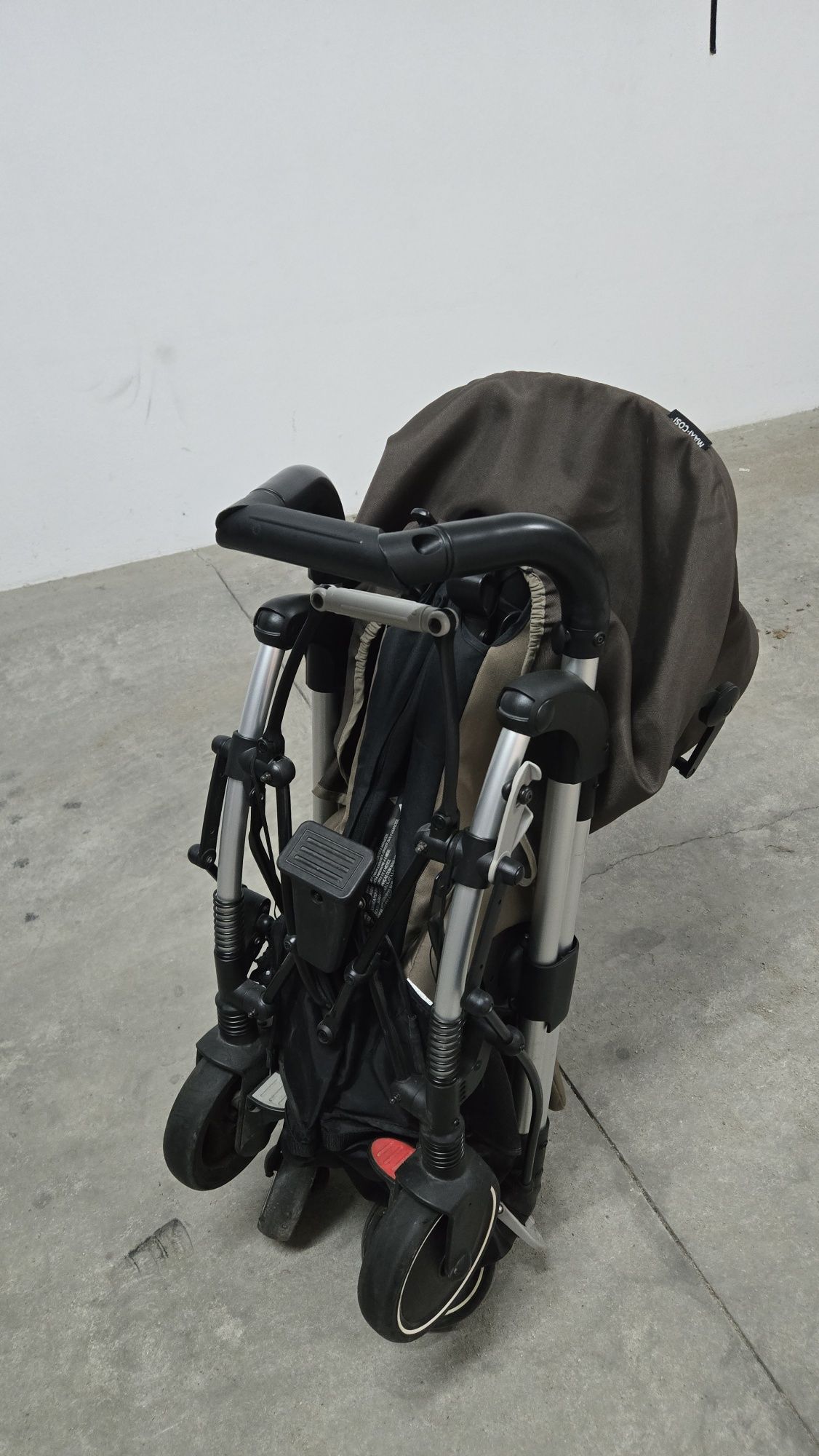 Carrinho de bebé com alcofa