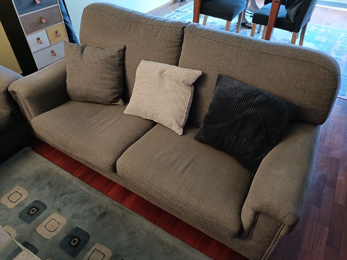 2 sofás de três lugares em tecido