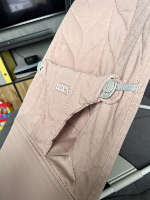 Leżaczek dziecięcy Babybjorn Bliss różowy kokon Lanila Tiny Love łuk