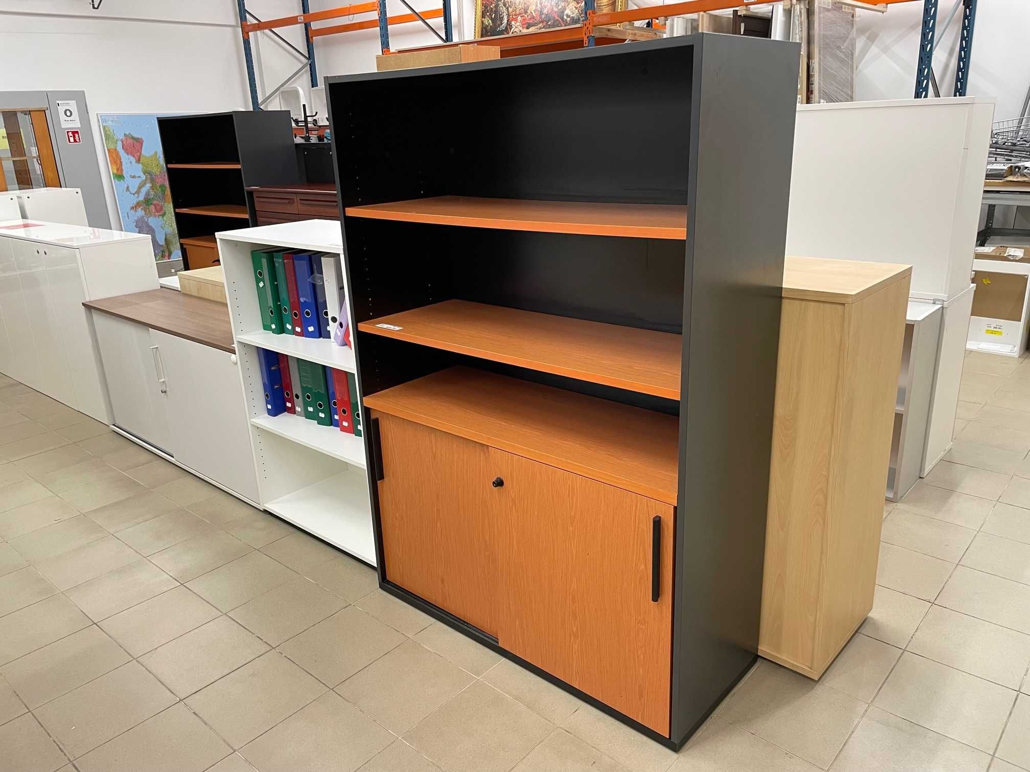 Bardzo solidny regał Steelcase z metalową półką