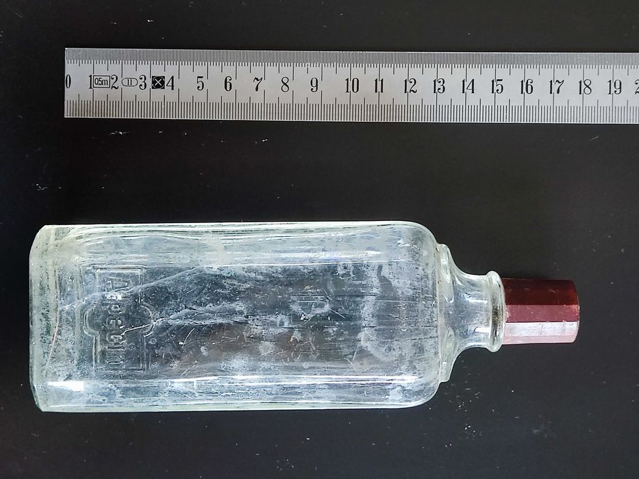 Szklane opakowanie po preparacie Alpecin firmy Alcina Kosmetik