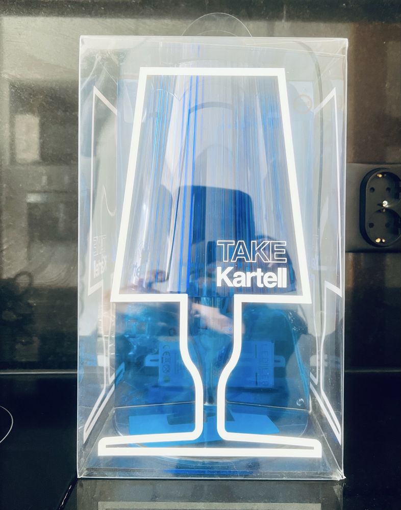 Candeeiro de mesa azul marca kartell take