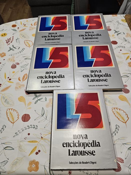 Vendo cinco livros nova enciclopédia larousse