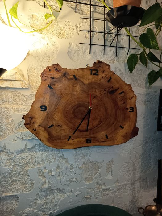 Zegar z drewna wiązu
