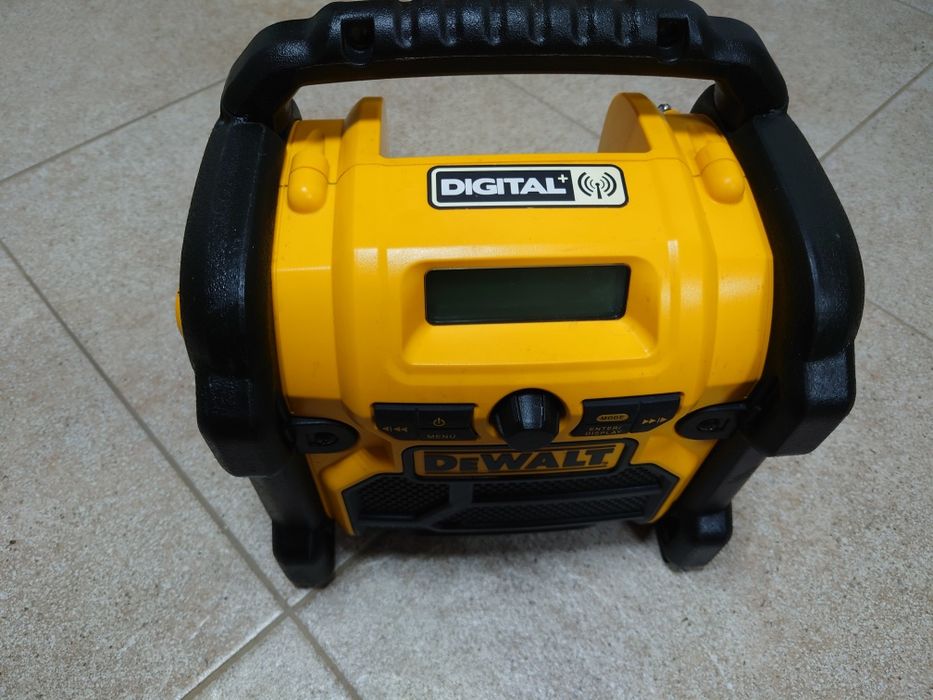 Радіоприймач-колонка DeWalt DCR020.