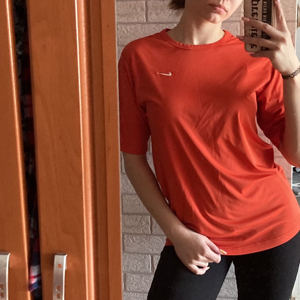 czerwona bluzka sportowa tshirt nike dry fit